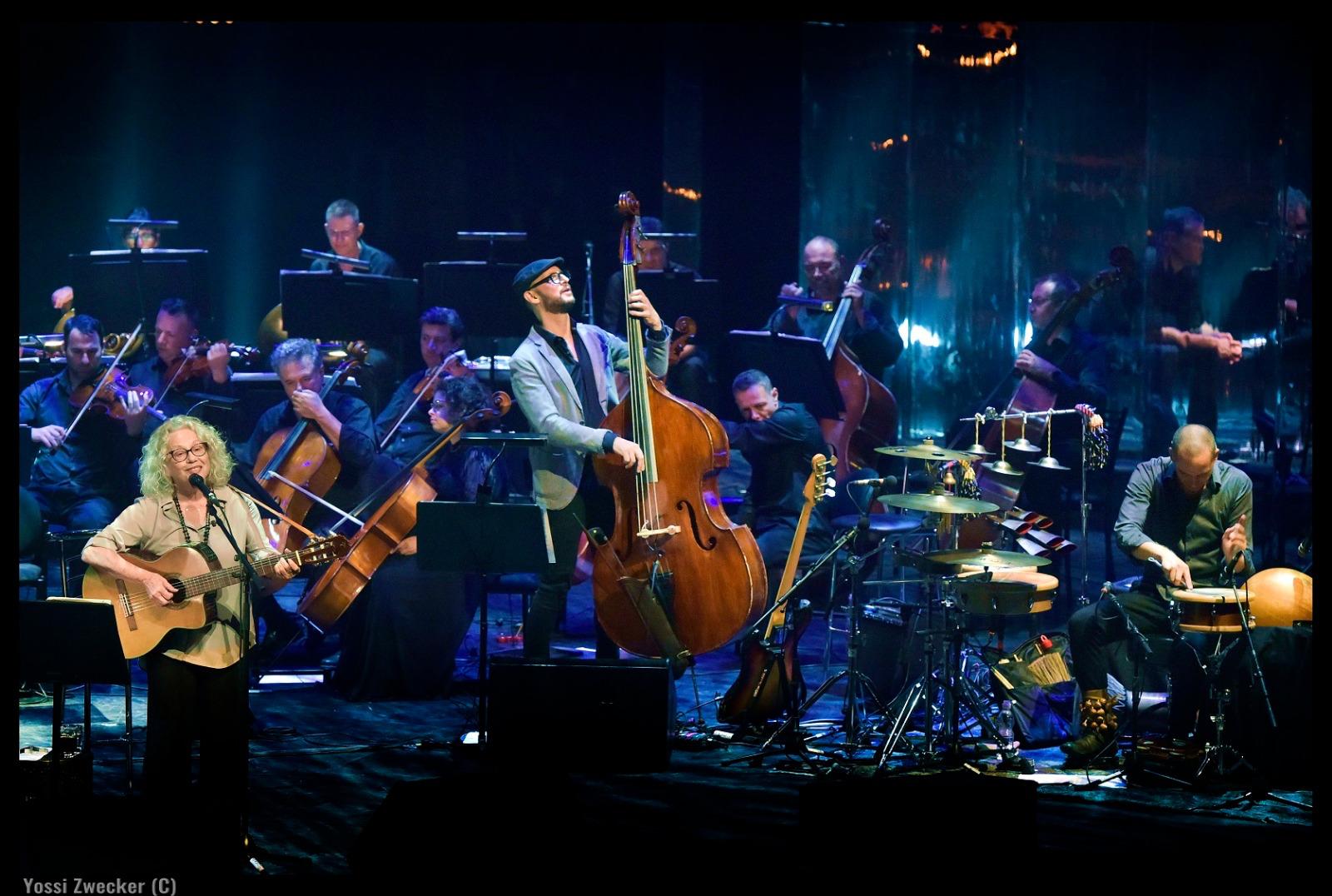 Barak Mori performing with orchestra - Photo by Yossi Zwecker