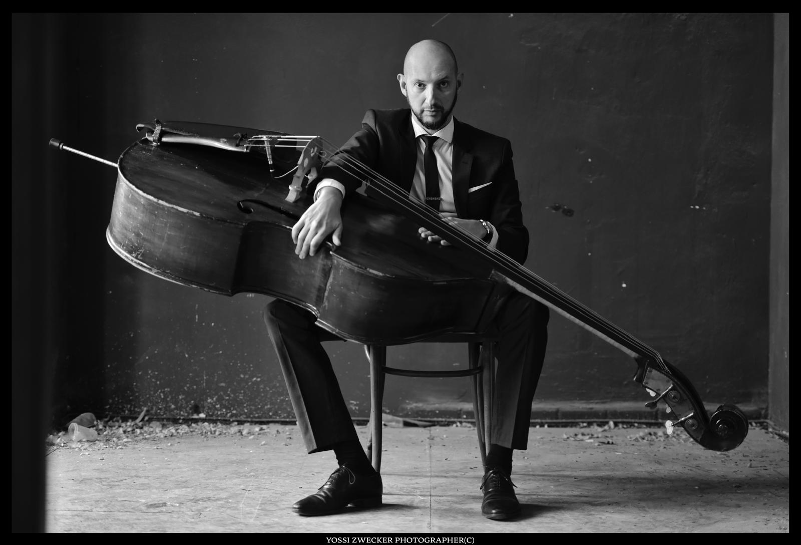 Barak Mori sitting with double bass - Photo by Yossi Zwecker